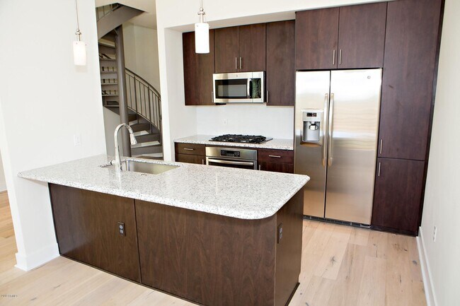 Foto del edificio - 7100 E Lincoln Dr