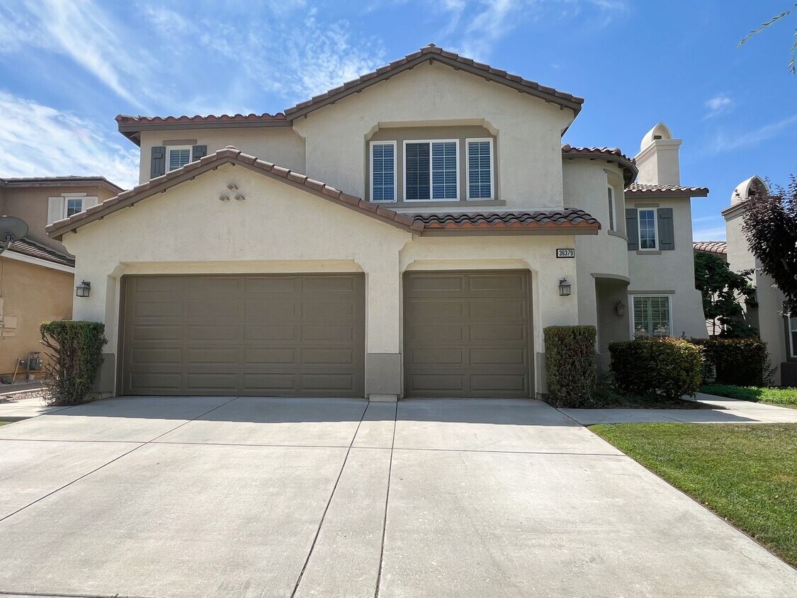 Primary Photo - Spacious 4 bedroom 3 bath home in Tourname...