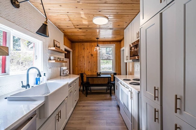 Building Photo - 1005 Yew Wood St