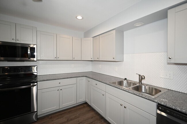 Building Photo - This is a 3 bedroom, 2 bath Duplex with a ...
