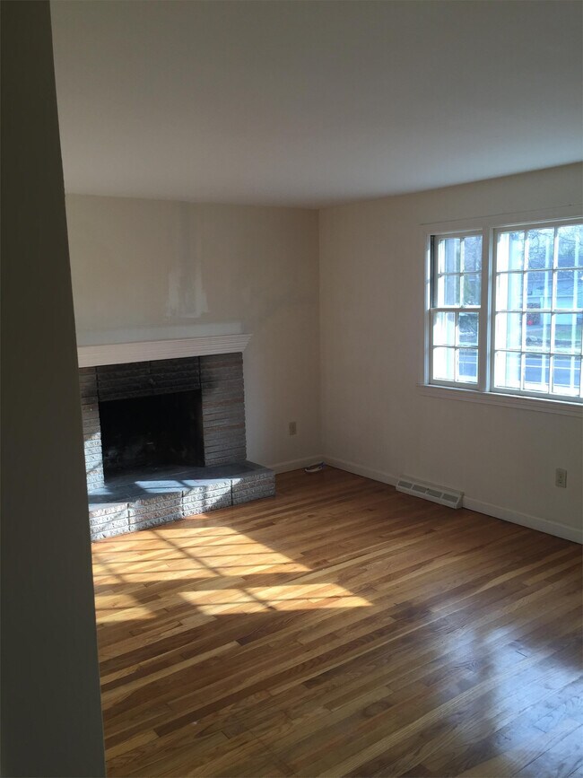 Building Photo - 394 Village St