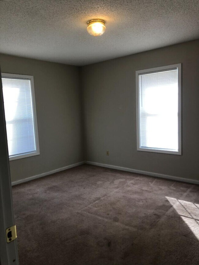 Foto del edificio - 106 Elm Tree Ln