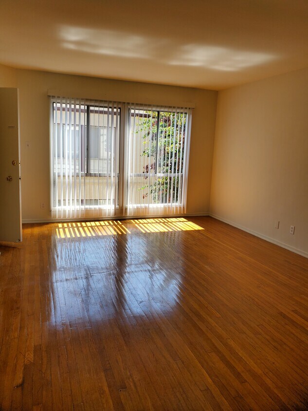 Foto principal - 11160 Westminster Ave
