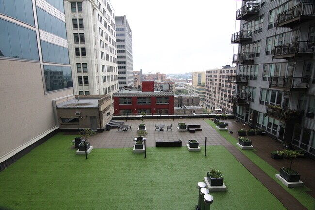 Rooftop Deck - 565 W Quincy St