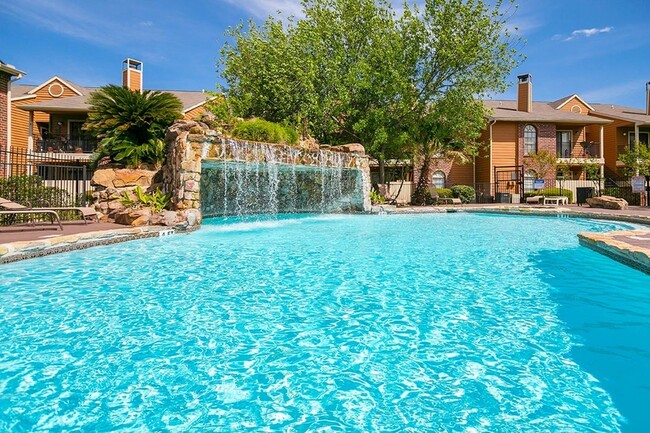 Piscina con cascada - Oaks of Westlakes Apartments