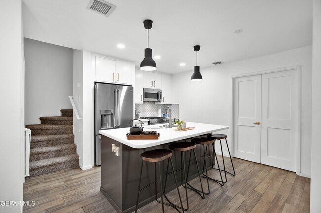 Foto del edificio - 4200 Camelot Heights Dr