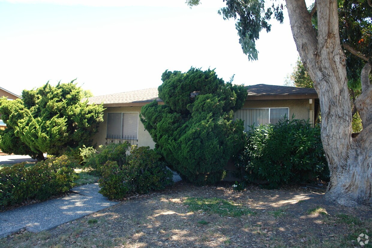 Building Photo - 777-779 Los Olivos Dr