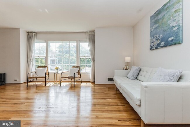 Foto del edificio - IMMACULATE UPDATED COLONIAL IN FOX HILLS.
