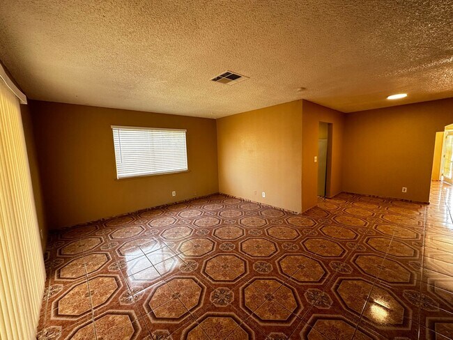 Building Photo - BEAUTIFUL SINGLE STORY HOUSE WITH PRIVATE ...