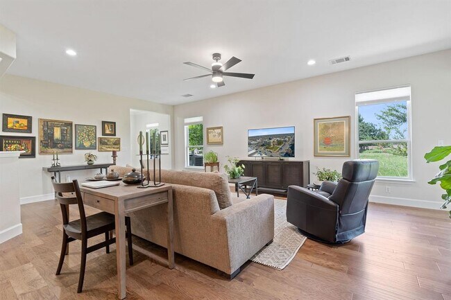Building Photo - 257 Bonham Loop