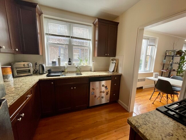 Building Photo - 1527 Beacon St