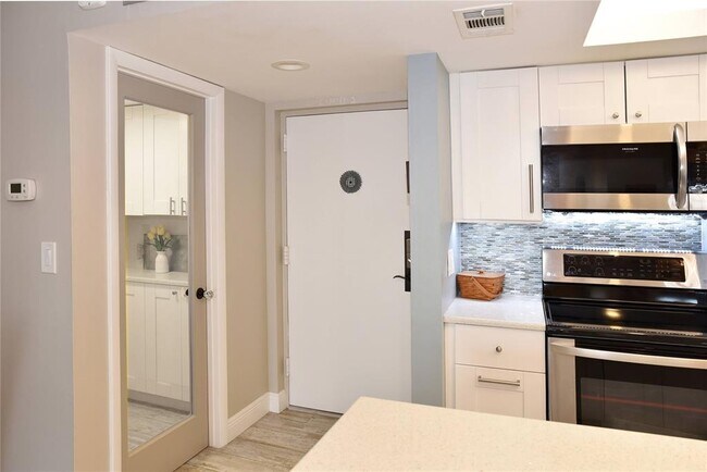 Foto del edificio - 4900 Brittany Dr S