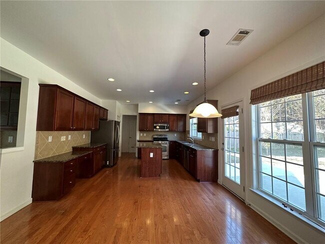 Building Photo - 715 Earlham Dr