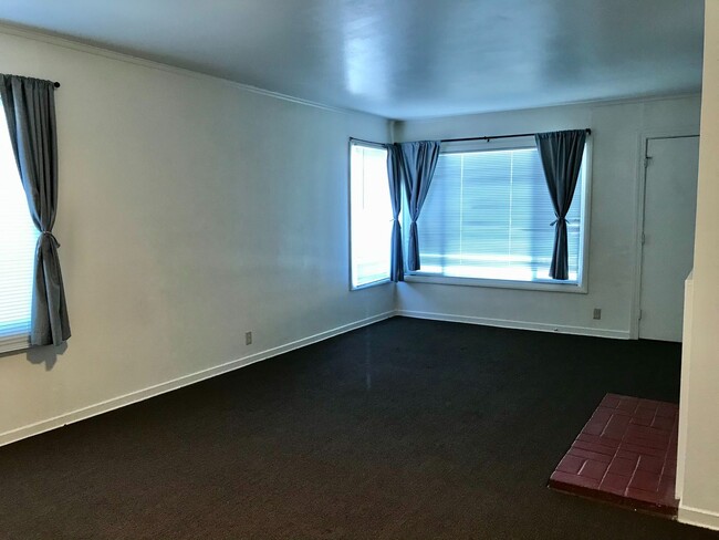 Building Photo - Spacious Ranch Style 3 bedroom available now