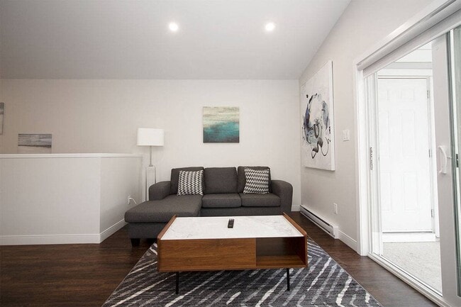 Living Room - 575 Warsaw Avenue Apartments