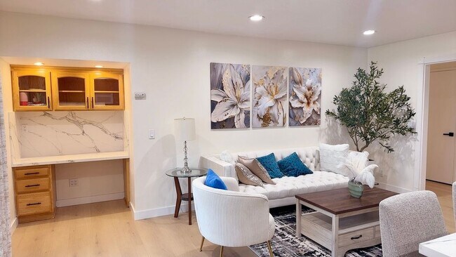 Building Photo - 9092 La Linda Ave