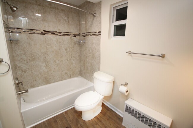 BATH SHOWER - 3920 Hoosac St