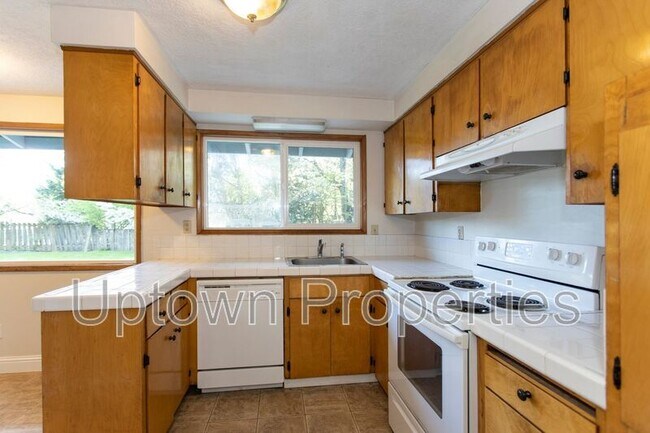 Building Photo - 9370 SW Killarney Ln