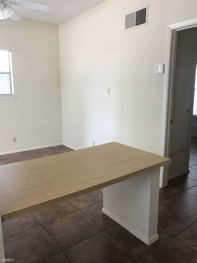 Building Photo - 1 br, 1 bath  - 621 W 37th St Unit 105