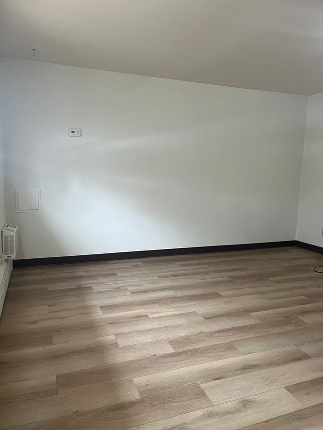 Building Photo - 409 4th Av N