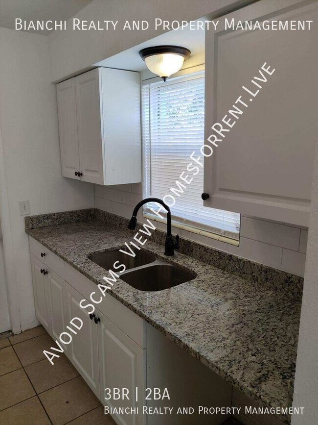 Building Photo - Remodeled 3 bedroom / 2 bath - Unit on Rig...