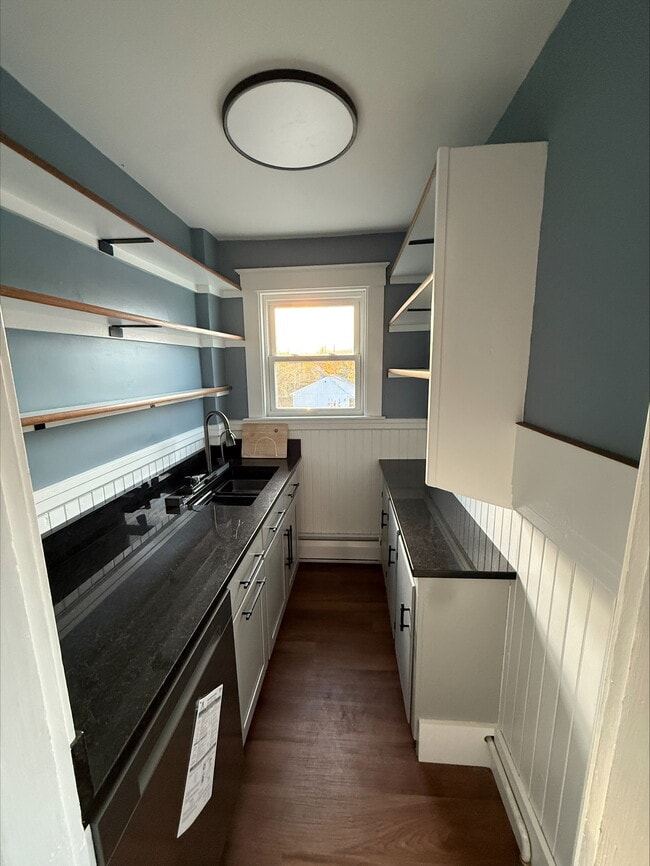 Butlers pantry with dishwasher - 38 Liberty St