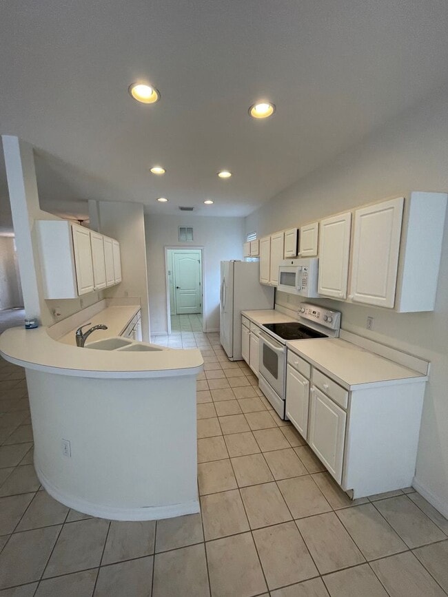 Building Photo - JUST LEASED- Annual unfurnished 3/2  house in Sarasota