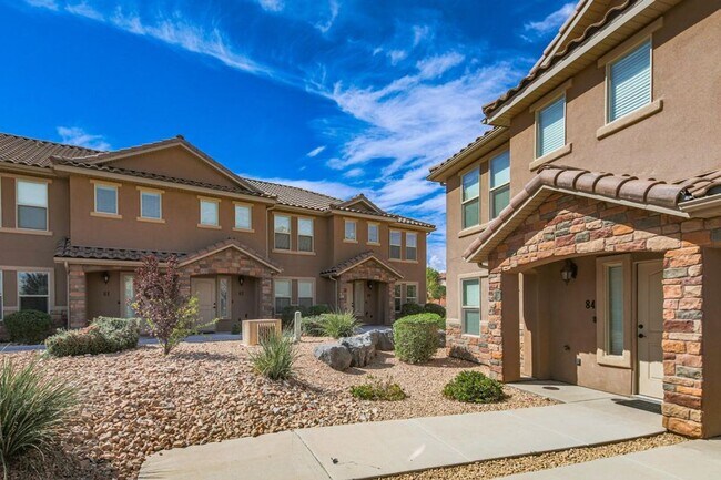 Building Photo - Beautiful Fossil Hills END UNIT!!