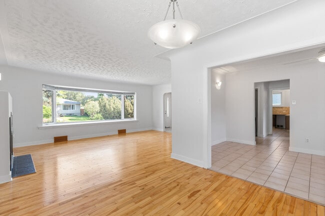Photo du bâtiment - 8755 Strathearn Dr NW