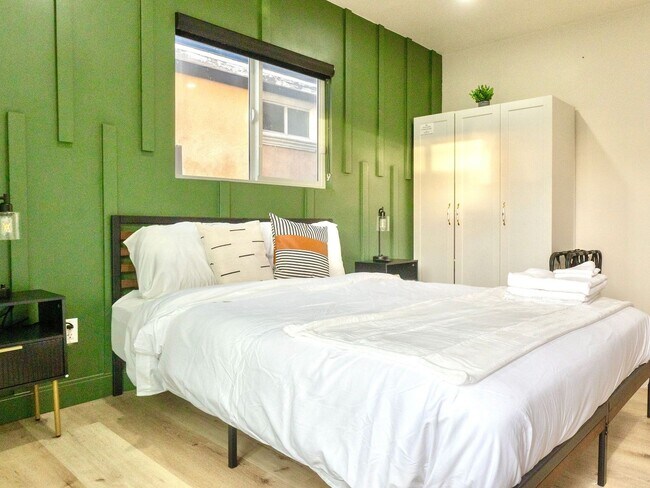 Foto del edificio - 3 Bedroom Single Family Home in Los Angeles