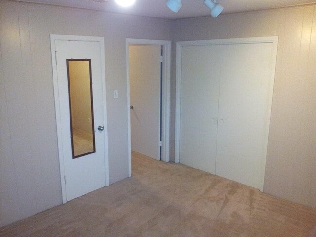 Building Photo - 2639 Wroxton Rd