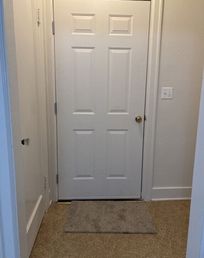 Foto del edificio - 4Bd/1Ba Two Story House - Available to View!