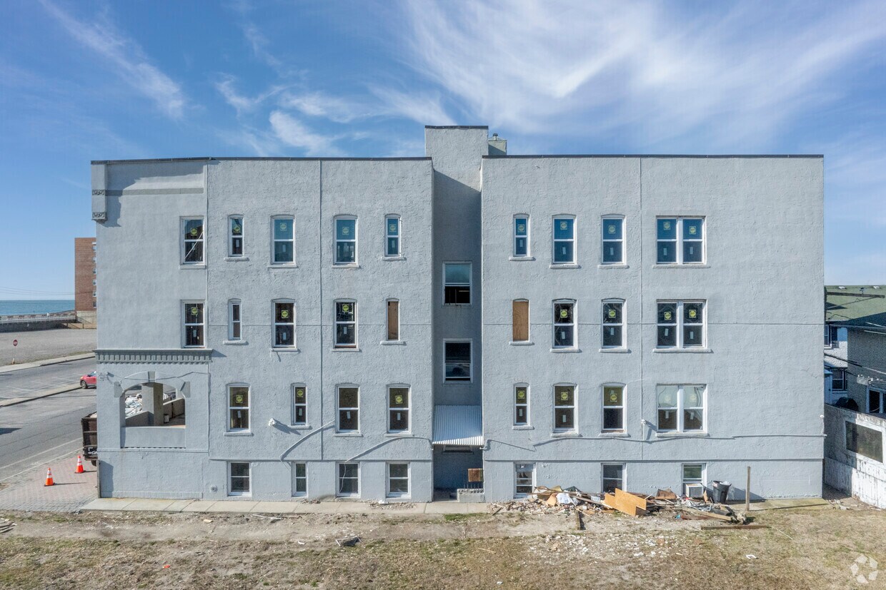 Building Photo - 315 W Broadway