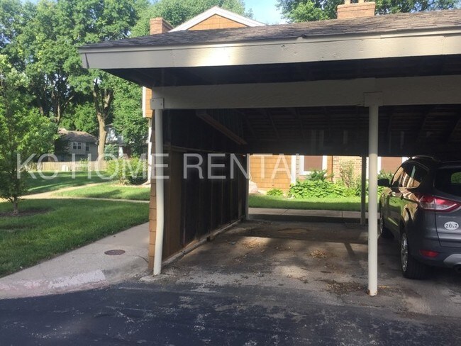 Building Photo - GREAT 2B2B TOWNHOME IN LENEXA