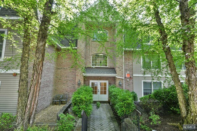 Building Photo - 104 Central Pk Pl