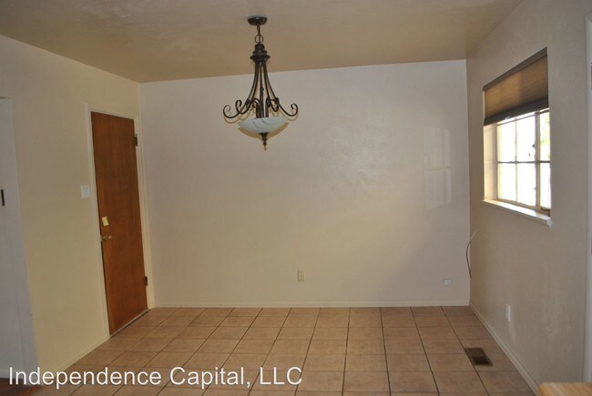 Building Photo - 208 Summit Dr