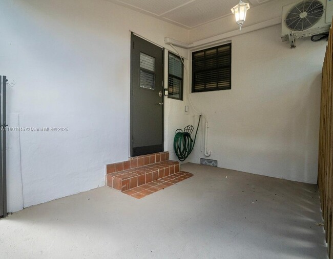 Building Photo - 2121 SW 13th Ave