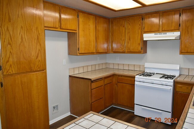 Foto del edificio - Charming 3-Bedroom Home with Spacious Backyard & 2-Car Garage