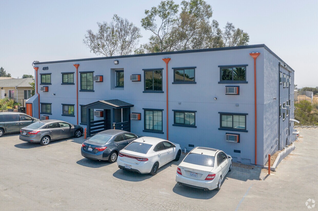 Sterling TerraceCity Heights Adjacent Apartments in San Diego, CA