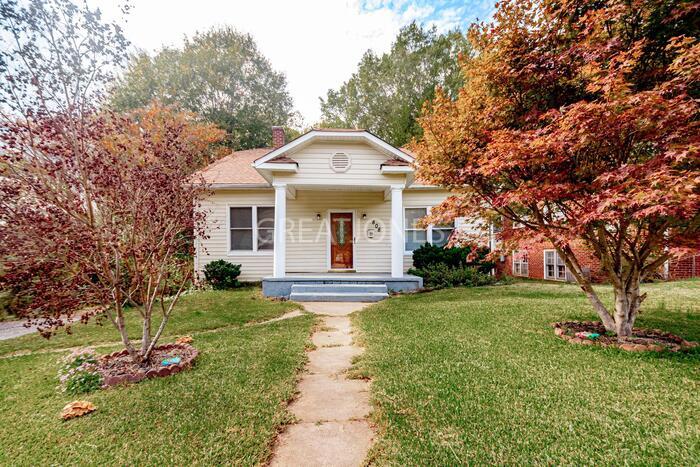 Foto principal - 808 3rd St SE