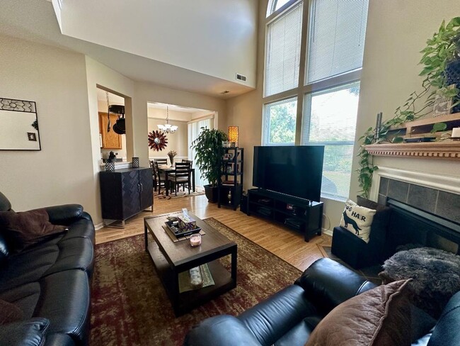 Building Photo - 3334 Bromley Ln