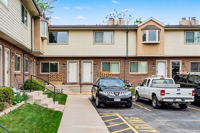 Building Photo - 2 Bedroom Townhome is Wheat Ridge!