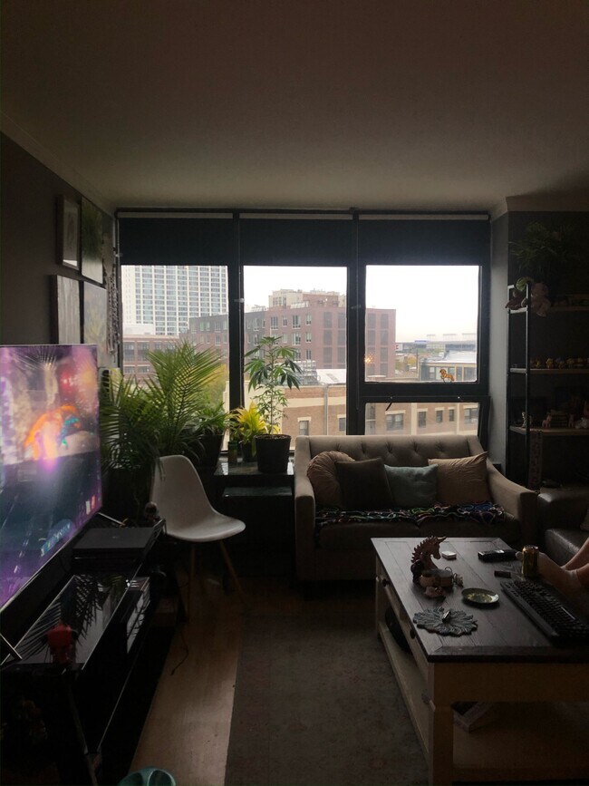 Foto del edificio - 3930 N PINE GROVE Ave