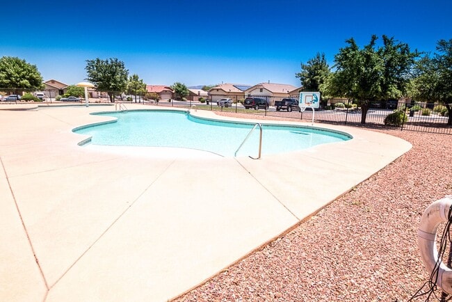 Building Photo - Great Open Floor Plan 3 Bedroom, 2 Bath, Central A/C in Holiday Subdivision!