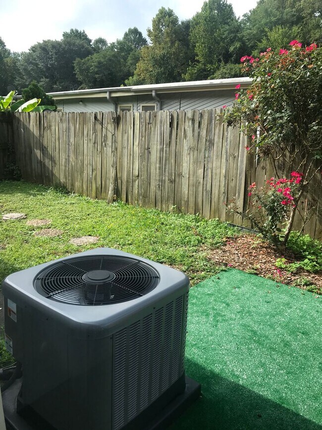 Foto del edificio - Lovely 2 bedroom 1 Bath Condo Near East North Street !! Great location minutes from Haywood Road