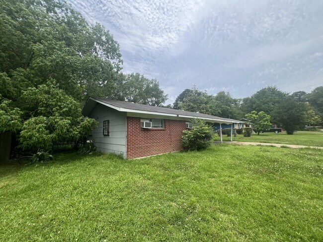 Building Photo - 319 Queen Margaret Ln