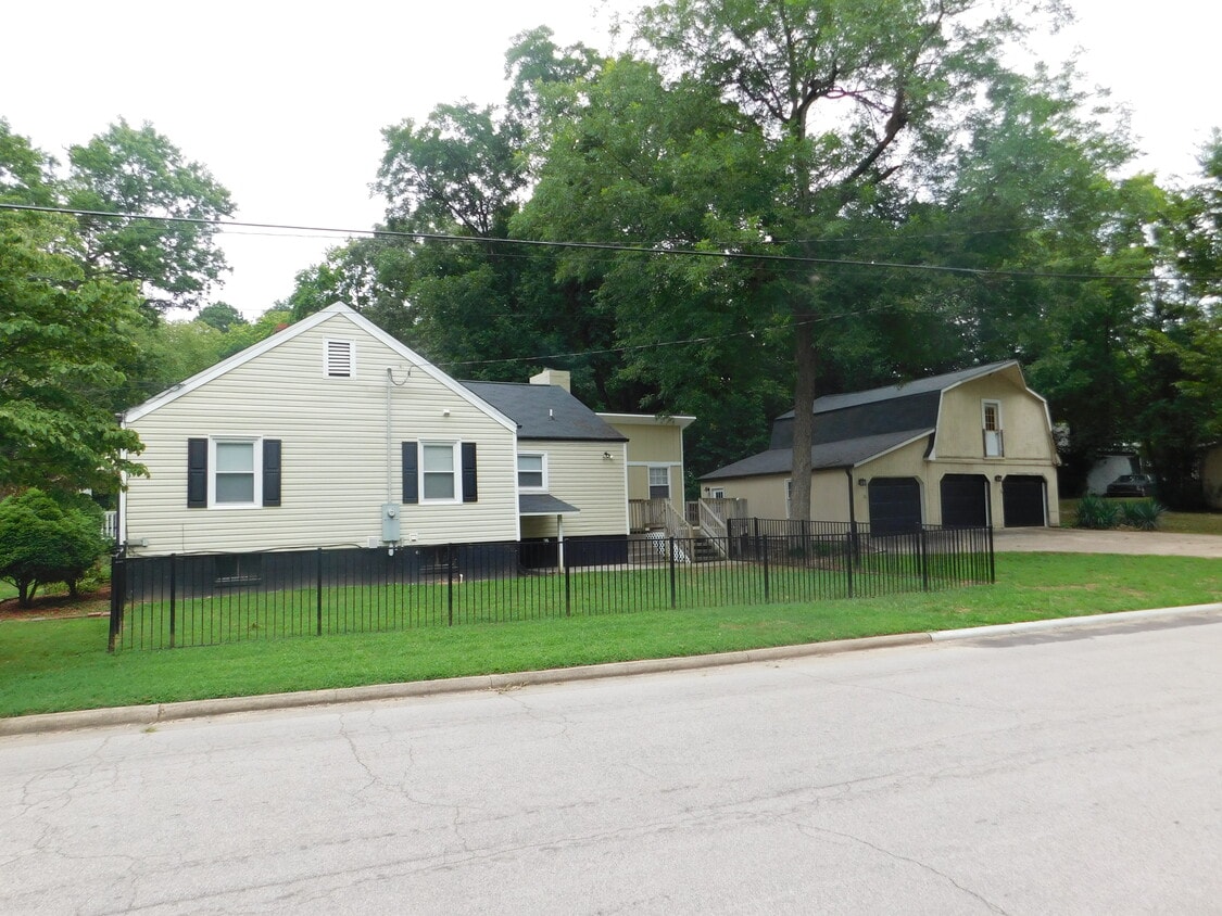 Primary Photo - 700 Monroe Dr