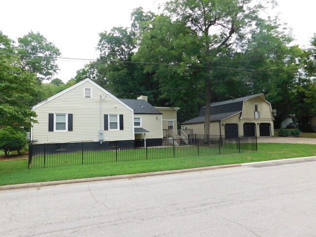 Building Photo - 700 Monroe Dr