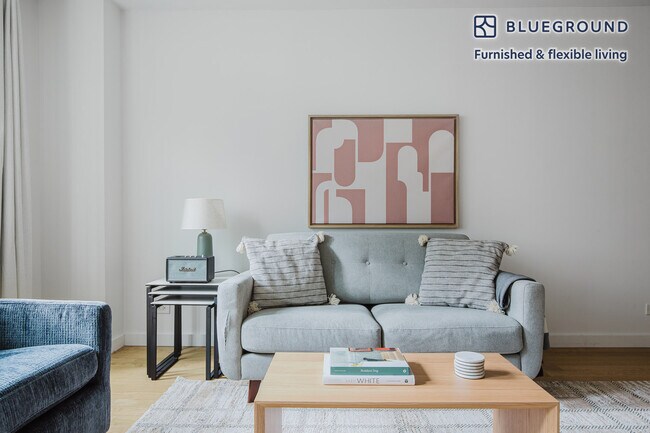 Foto del edificio - 230 W 55th St