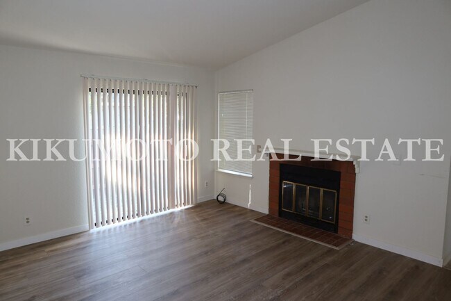 Building Photo - 3 Bedrooms, 2 Baths Half-plex in Greenhaven
